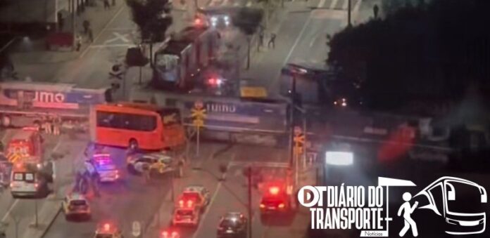 Ônibus biarticulado parte ao meio após colisão com trem em Curitiba (PR) e deixa feridos
