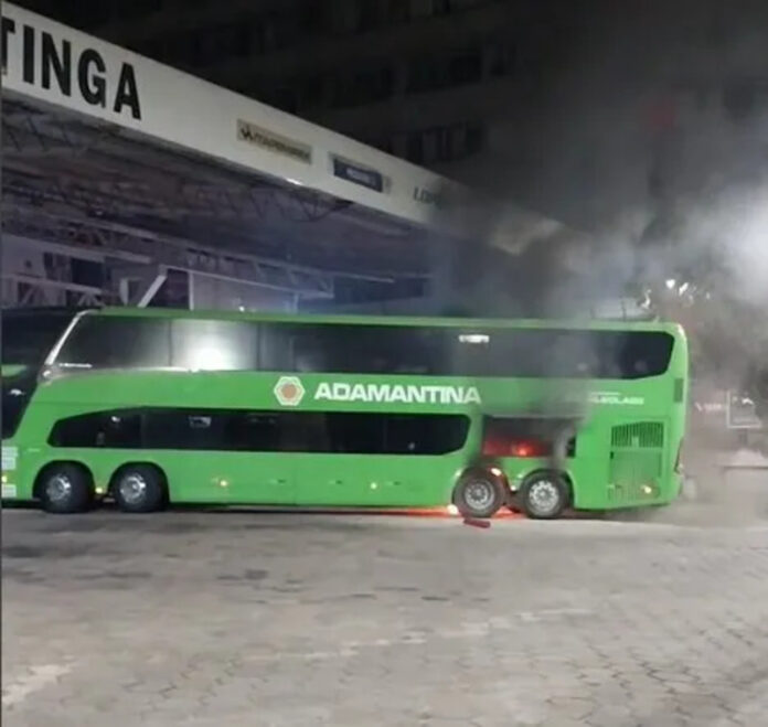 Ônibus da Adamantina é danificado por incêndio no Terminal Rodoviário de Ipatinga, em Minas Gerais, na madrugada desta segunda-feira (21)