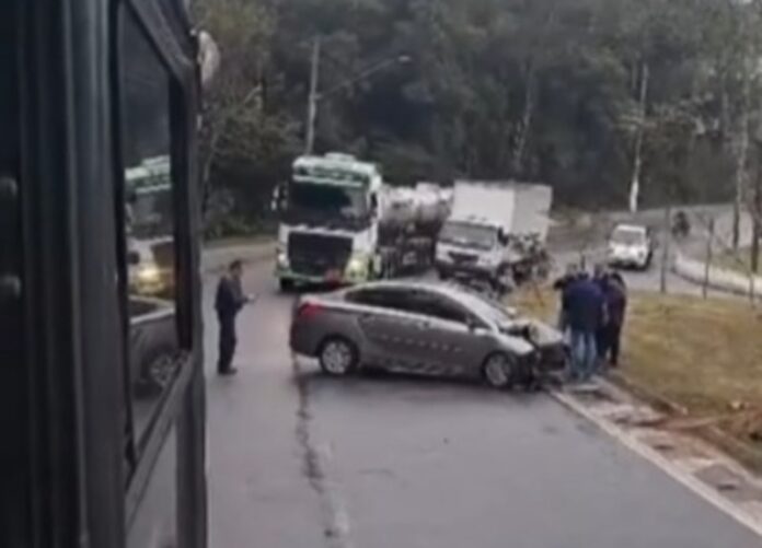 Ônibus da BR7 e carro colidem na Estrada Galvão Bueno, em São Bernardo do Campo (SP), na tarde desta sexta-feira (25)