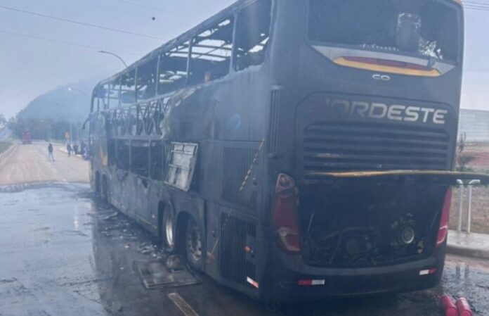 Ônibus da Expresso Nordeste pega fogo em Santa Catarina nesta quarta-feira (16)