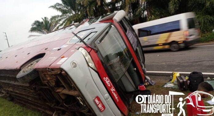 Ônibus da Expresso São Luiz tomba em Arembepe (BA) e deixa feridos na manhã desta segunda (7)