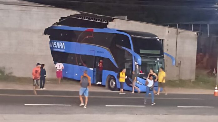 Ônibus da Guanabara descontrolado derruba muro e invade imóvel às margens da BR-222, em Itapajé (CE), na noite deste domingo (27)