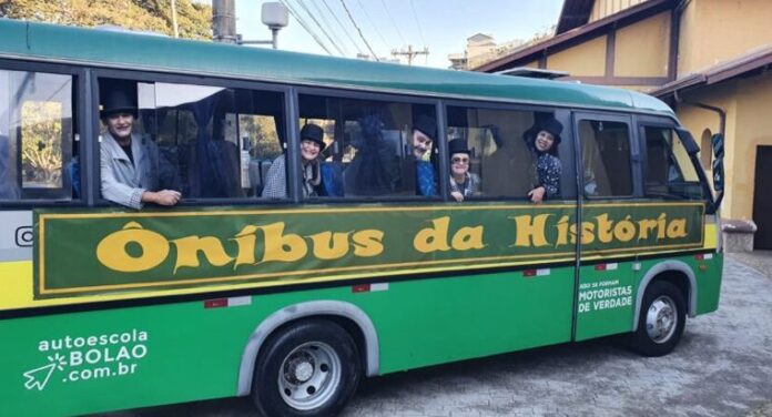 Ônibus da História leva moradores e turistas a uma viagem no tempo em Poços de Caldas (MG) 