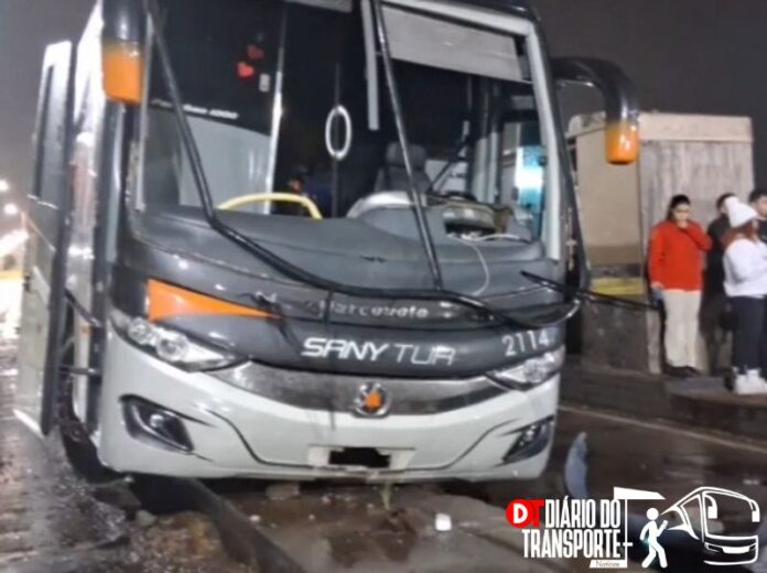 Ônibus da Sany Tur colide contra barreira de concreto na BR-369, em Arapongas (PR), e deixa feridos nesta segunda-feira (28)