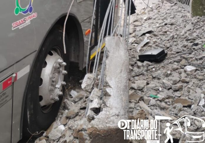 Ônibus da Transunião colide com poste em Guaianases (SP) neste domingo (27) 