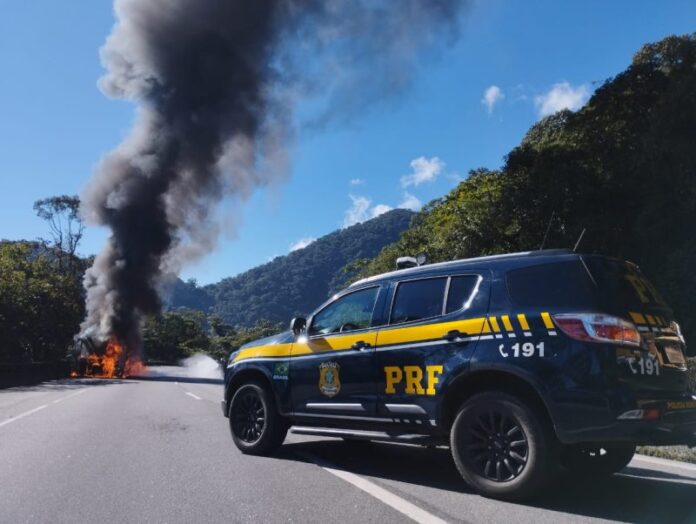 Ônibus da Viação Graciosa pega fogo na BR-277 e trecho da rodovia é interditado no litoral do Paraná