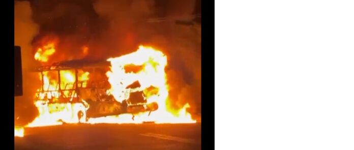 Ônibus de turismo é incendiado propositalmente na Grande Fortaleza (CE)