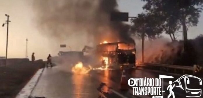Ônibus é destruído por incêndio na BR-060 em Abadia de Goiás (GO) nesta quarta-feira (2) 