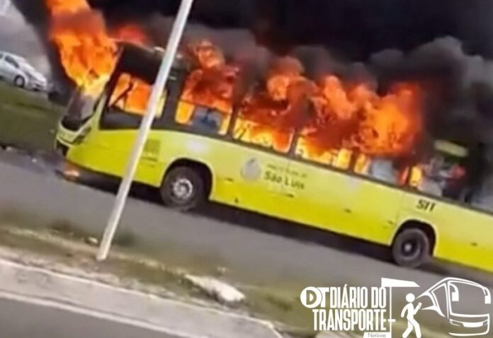 Ônibus é destruído por incêndio no bairro Forquilha, em São Luís (MA)