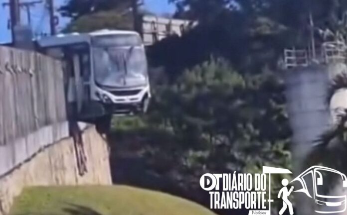 Ônibus fica parcialmente pendurado em proteção lateral de via após passageiro ameaçar motorista com faca em Florianópolis (SC)