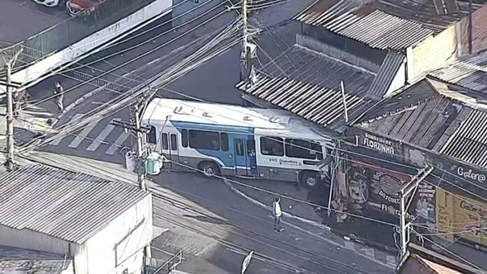Ônibus invade imóveis no centro de Guarulhos e motorista morre no local na manhã desta quarta (30)