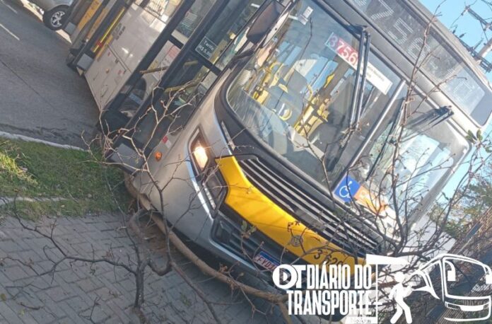 Ônibus se envolve em acidente na Cidade Tiradentes na zona leste de São Paulo neste domingo (27) 