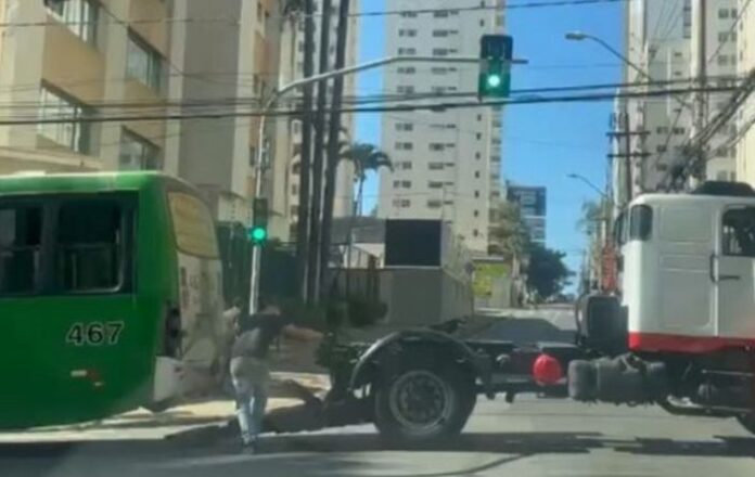 Ônibus tem pane elétrica e interdita cruzamento no Centro de Campinas (SP) na tarde deste sábado (26) 