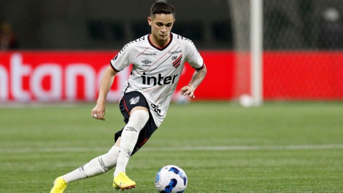 Palmeiras negocia a contratação de Khellven, ex-Athletico-PR
