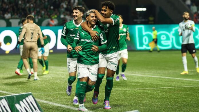 Palmeiras vence Grêmio e segue caça a Cruzeiro e Flamengo pela ponta do Brasileiro