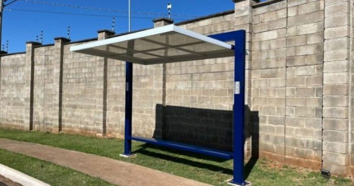 Prefeitura de Mirassol (SP) instala 15 novos abrigos em pontos de ônibus até julho de 2025