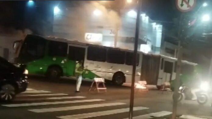 Princípio de incêndio em ônibus articulado assusta passageiros em Campinas (SP) na manhã desta quarta (02)