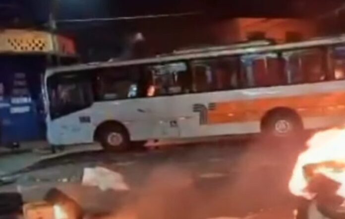 Protesto em Paraisópolis na Zona Sul de São Paulo afeta transporte coletivo e trânsito na noite desta quinta-feira (10)