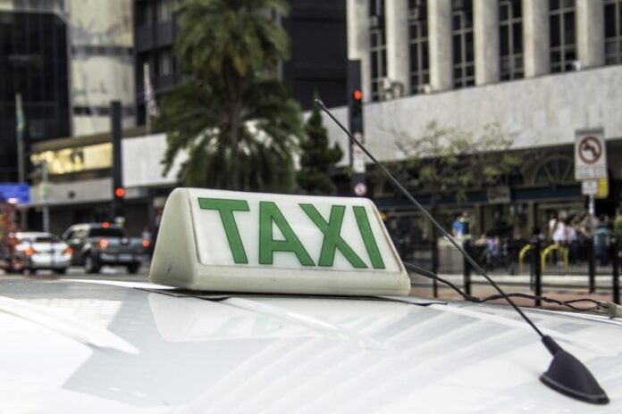 Senado aprova projeto que permite regras para a transferência das licenças de táxi, incluindo a possibilidade de transmissão por herança