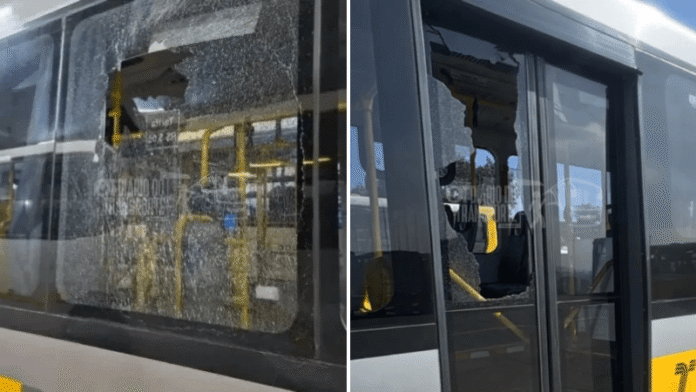 Sobe para 593 número de coletivos atacados somente na capital desde junho; homem foi preso após lançar pedra contra ônibus no centro de São Paulo neste domingo (27)