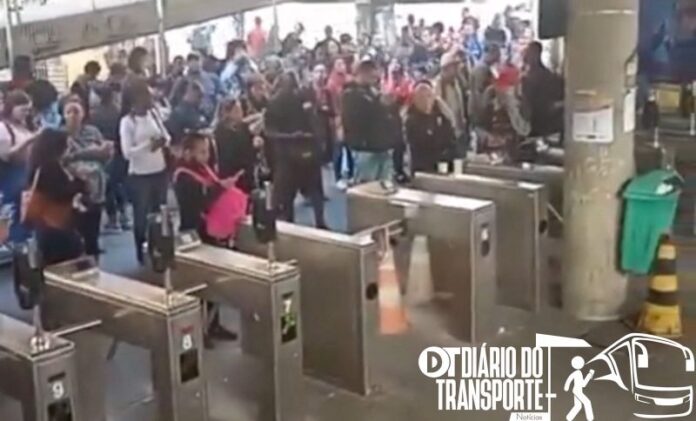 Tiroteio na Praça Seca interrompe serviços do BRT e afeta trânsito na Zona Oeste do Rio nesta segunda-feira (21) 