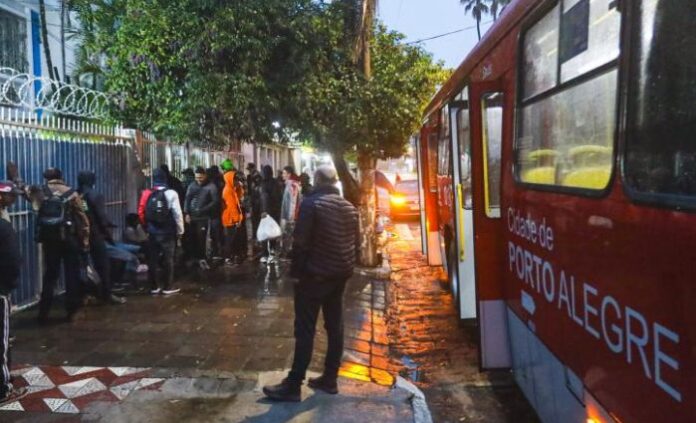 Transporte Solidário já atendeu mais de 2 mil pessoas em Porto Alegre (RS) durante a Operação Inverno