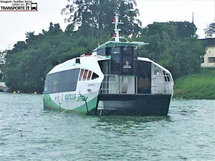 VÍDEO: Casal é resgatado por embarcação do Aquático-SP na represa Billings após acidente com moto aquática