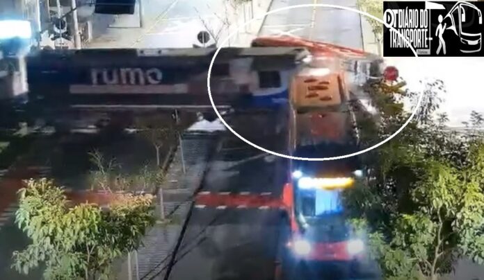 VÍDEO DO EXATO MOMENTO mostra ônibus biarticulado sendo “partido” por trem da Rumo