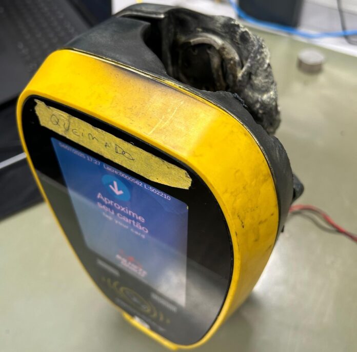 Validador permanece intacto e funcional após incidente de curto-circuito em ônibus da A2 Transportes, diz Prodata