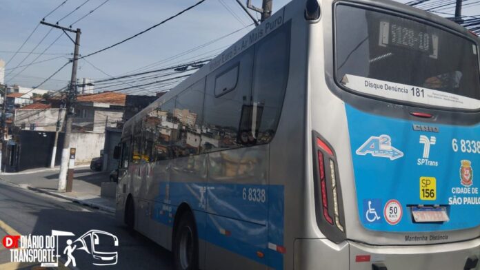Ônibus municipal da A2 Transportes se envolve em acidente na Avenida Rodrigues Montemor neste sábado (02)