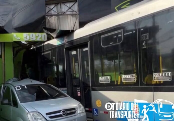 Ônibus articulado da Viação Grajaú colide contra loja de automóveis em Parelheiros, Zona Sul de São Paulo (SP), na tarde desta terça-feira (19)