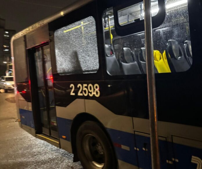 São Paulo (SP) atinge marca de 668 ônibus municipais atacados; dois coletivos foram depredados apenas neste sábado (23)