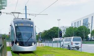 Bonde de São Paulo – Secretário de Nunes, na China, conhece veículo sobre pneus que pode ser alternativa a VLT. Prefeitura cogita desativar trólebus com nova estrutura