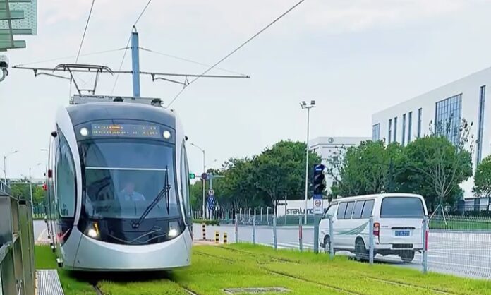 Bonde de São Paulo – Secretário de Nunes, na China, conhece veículo sobre pneus que pode ser alternativa a VLT. Prefeitura cogita desativar trólebus com nova estrutura