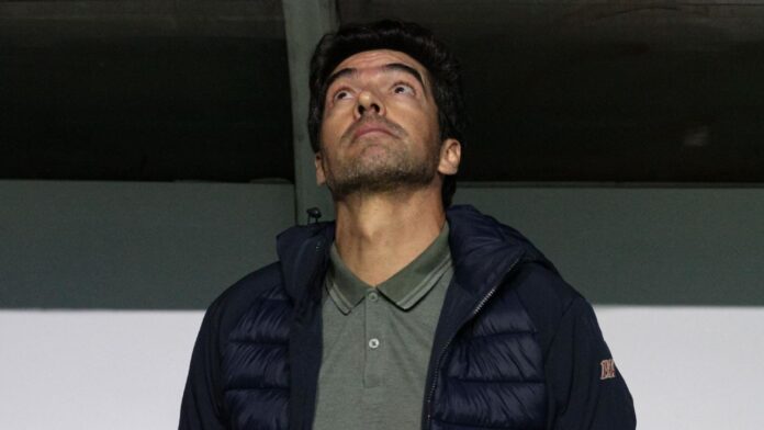 Abel Ferreira é xingado pela torcida do Palmeiras e bate palmas