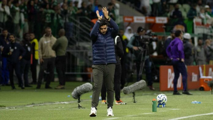Abel nega ironia e diz por que bateu palmas durante xingamentos da torcida do Palmeiras