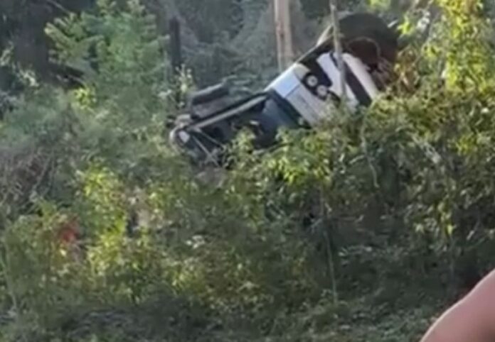 Acidente com micro-ônibus em rodovia de Santo Antônio de Leverger (MT) deixa mortos e feridos nesta sexta-feira (15)