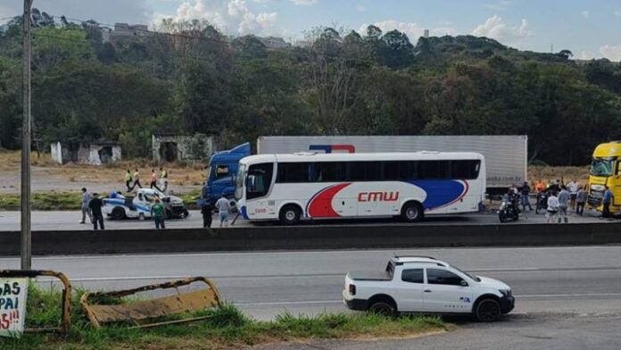Acidente entre ônibus, caminhões e carros interdita trecho da Rodovia Fernão Dias em Extrema (MG) na tarde desta segunda-feira (25)