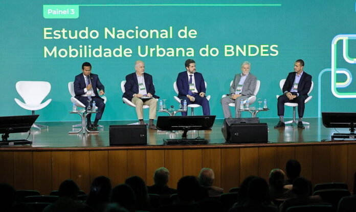 BNDES apresenta mapeamento para expansão da mobilidade urbana em 21 regiões metropolitanas durante Seminário da NTU