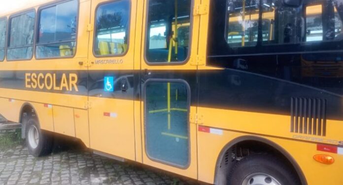 Bahia entrega novos ônibus escolares a Santo Estêvão após incêndio destruir parte da frota