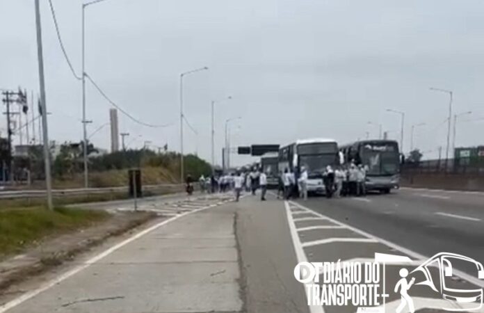 Briga entre torcidas causa bloqueio parcial da Dutra e atrapalha ônibus na manhã deste domingo (17)
