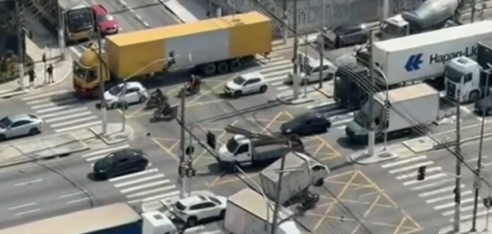 Caminhão cegonha derruba fiação de trólebus e provoca acidentes na Zona Leste de São Paulo nesta quinta-feira (07)