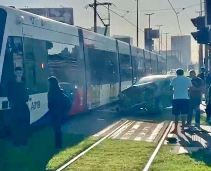 Carro colide com VLT e interrompe serviço em Santos (SP) nesta sexta-feira (01)
