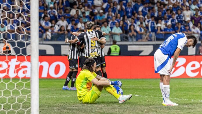 Cássio detona arbitragem de Cruzeiro x Santos: 'Jogamos contra 12'