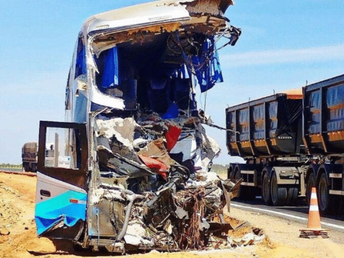Colisão frontal entre ônibus da Rio Novo e carreta no Mato Grosso deixa diversos mortos e feridos; empresa disponibilizou número para atendimento