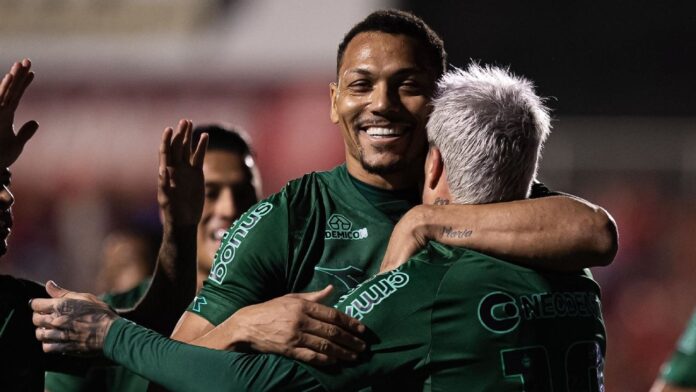 Coritiba vence Vila Nova e dorme na liderança da Série B do Brasileirão