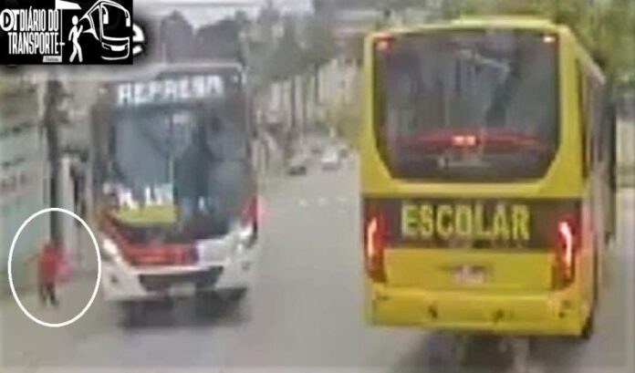 Criança se solta das mãos da mãe, sai correndo pela rua e só não ocorre uma tragédia por causa da perícia de motorista de ônibus com direção defensiva