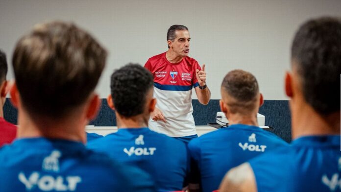 De 'colocou o PSG de joelhos' a susto: como argentinos avaliaram Renato Paiva no Fortaleza