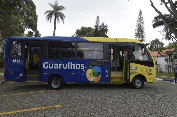 Decisão judicial determina que ônibus municipais de Guarulhos (SP) retomem pintura nas cores originais da bandeira da cidade