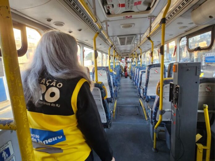 Detro-RJ multa 20 ônibus e vans intermunicipais durante “Operação Detro pelo estado” em Macaé (RJ)